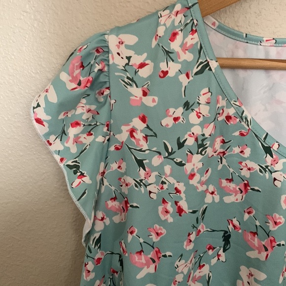 SHEIN LUNE Plus Ditsy Floral Print Butterfly Sleeve Peplum Tee - Picture 3 of 4